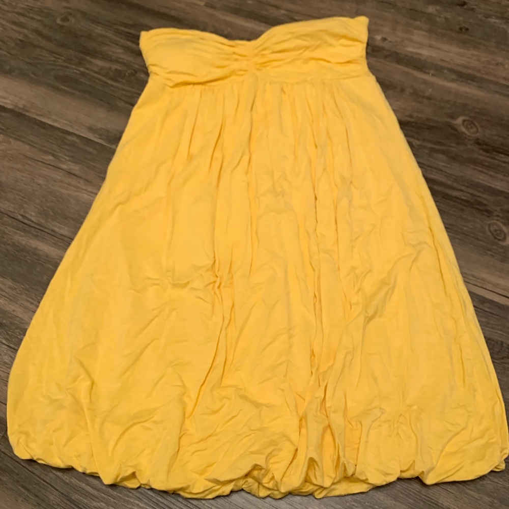 Strapless yellow dress.